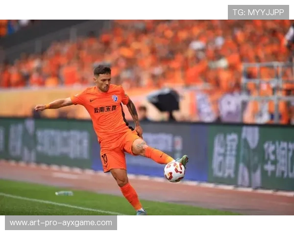 云南玉昆强势抢断，随后推进极具威胁