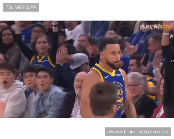 库里接球三分出手即中，勇士全队一阵欢呼
